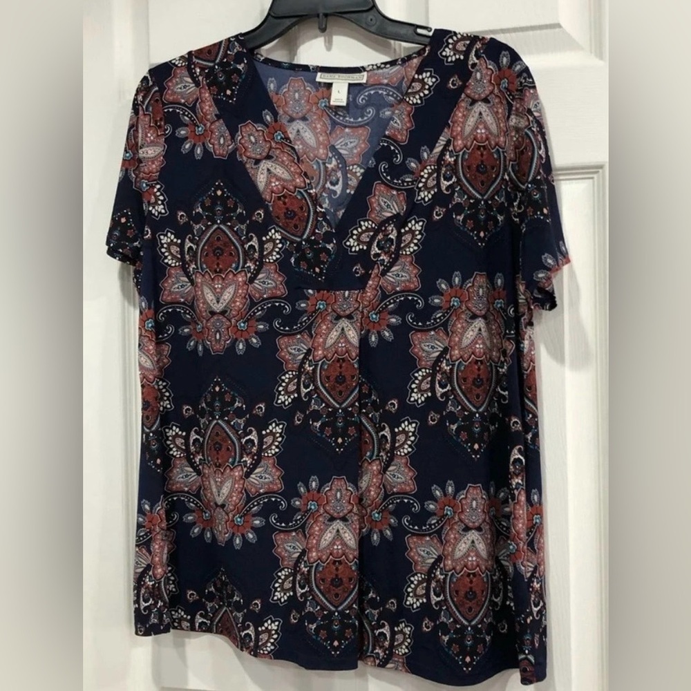 Dana Buchman Women’s Size Large Blouse Shirt Release Pleat V-Neck EUC Blue
